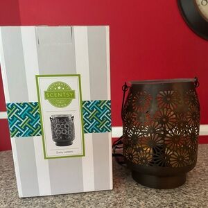Full size Scentsy warmer. “Daisy lantern“